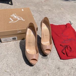 Peep toe stiletto patent leather nude pumps